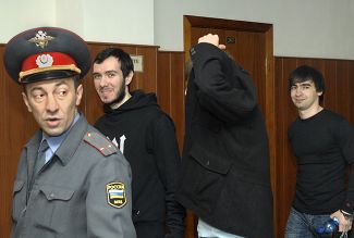 Подозреваемые в подготовке теракта в Москве в мае 2007 года Умар Батукаев, Руслан Мусаев и Лорс Хамиев перед началом заседания в здании Мосгорсуда, 31 октября 2009 года