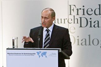 Владимир Путин выступает на конференции по вопросам безопасности в Мюнхене. 10 февраля 2007 года