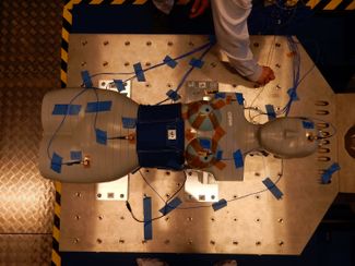 «Фантом» Хельга проходит первое испытание вибрациями в Институте космических систем в Бремене. Задача эксперимента была в том, чтобы имитировать механические воздействия на манекен во время реального старта