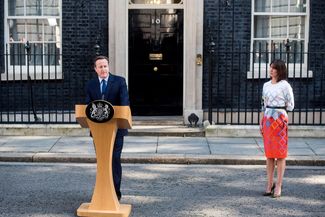 Премьер-министр Великобритании Дэвид Кэмерон, призывавший к тому, чтобы страна осталась в составе ЕС, объявляет об уходе в отставку. Лондон, 24 июня