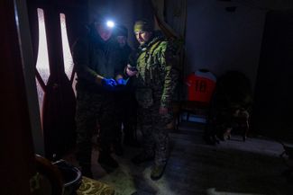 Бойцы Украинской добровольческой армии — подразделения, созданного на базе движения «Правый сектор», — вместе с силами ВСУ участвуют в боевых действиях в Донбассе