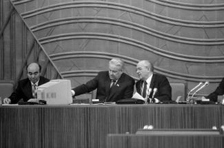 Михаил Горбачев (справа), Борис Ельцин и Аскар Акаев (будущий президент Киргизии) на съезде народных депутатов СССР. 17 декабря 1990 года
