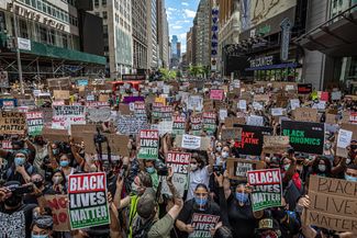 Демонстрация Black Lives Matter на Таймс-сквер. Нью-Йорк, 7 июня 2020 года