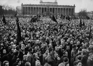 Митинг коммунистов у берлинского Старого музея накануне президентских выборов, прошедших в апреле 1932 года