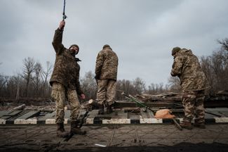 Бойцы ВСУ рыбачат на понтонном мосту
