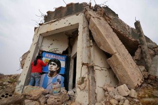 Граффити в память о Марадоне на стене разрушенного дома в Сирии