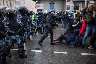 На этом снимке, сделанном фотографом «Медузы» Евгением Фельдманом на акции 23 января, Глеб Марьясов в центре справа в белом шарфе.