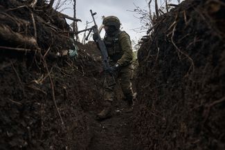Украинский солдат обстреливает российские позиции из крупнокалиберного пулемета Калашникова