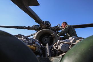 Техник ВСУ проверяет ротор вертолета Ми-8 на передовом аэродроме в Донецкой области. Несмотря на потери, армейская авиация продолжает поддерживать украинские войска. Всего с начала войны Украина потеряла как минимум 37 вертолетов