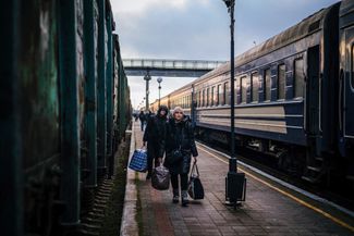 Люди у эвакуационного поезда Херсон — Хмельницкий, запущенного в конце ноября