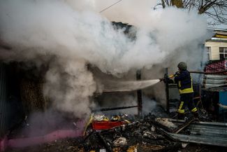 Тушение пожара в магазине, загоревшемся после обстрела