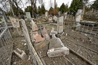 Разрушенные в результате ракетного удара надгробные плиты на Южном кладбище в городе Запорожье