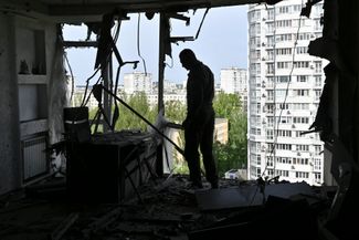 Мэр Киева Виталий Кличко в одной из квартир жилого дома, в который попали обломки сбитого беспилотника