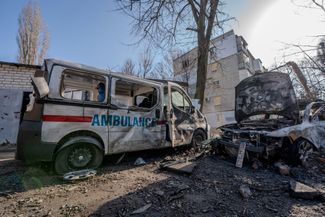 Машина скорой помощи, пострадавшая при атаке в Шевченковском районе Харькова, 2 марта 2024 года