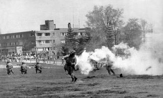 Военнослужащие Национальной гвардии США распыляют слезоточивый газ, чтобы подавить демонстрацию в Кентском университете. 4 мая 1970 года