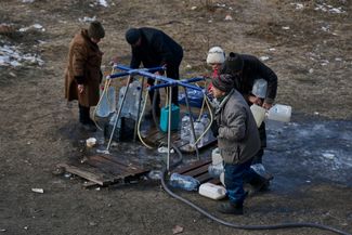 Местные жители набирают воду в Бахмуте