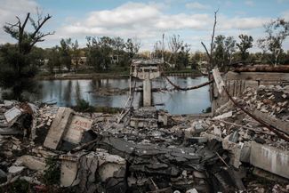 Разрушенный мост через реку Северский Донец в городе Святогорск Донецкой области