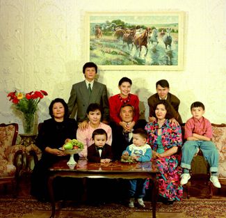 Президент Казахстана с семьей через 11 месяцев после первых выборов. 11 ноября 1992 года