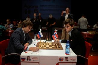 Магнус Карлсен против Сергея Карякина (слева), июль 2016 года