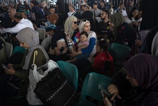 Жители сектора Газа ожидают открытия КПП «Рафах» для пересечения границы с Египтом. 1 ноября 2023 года