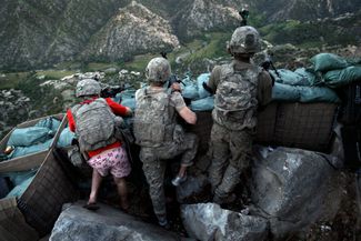 Солдаты 1 батальона американской армии, поднятые по тревоге после обстрела своих позиций силами «Талибана» в Коренгальской долине. Техасец Закари Бойд в спешке остался в трусах «Я 🖤Нью-Йорк». 11 мая 2009 года