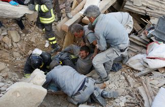 Местного жителя достают из-под завалов дома в Аматриче
