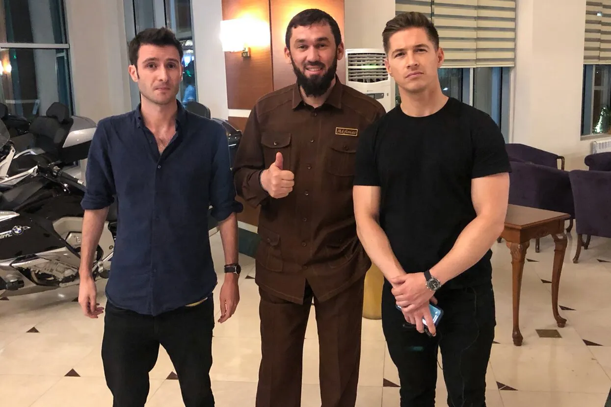 Журналист канала ABC приехал в Чечню снимать репортаж о жизни геев — и  признался главе чеченской полиции, что он сам гей. Мы выяснили у него,  почему он так поступил — Meduza