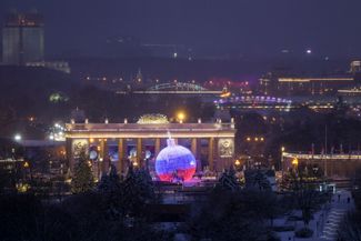 Предновогодняя Москва. В центре фото — главный вход в парк Горького, возле которого установлена инсталляция в поддержку войны с Украиной