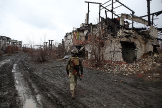 Украинский военный на боевой позиции возле города Авдеевка. 5 апреля 2021 года