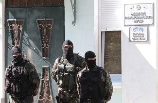 Сотрудники правоохранительных органов у здания Меджлиса крымско-татарского народа, 16 февраля 2016 года