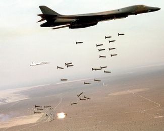 Бомбардировщик B-1B Lancer ВВС США наносит авиационный удар в ранней фазе войны. 7 декабря 2001 года