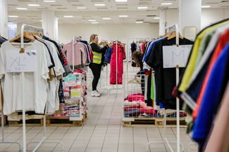 Волонтеры Internationaler Bund Polska работают на складе, который обеспечивает одеждой беженцев из Украины. 8 марта 2022 года