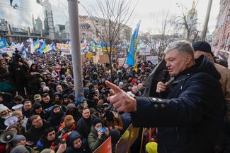 Петр Порошенко и его сторонники у Печерского суда в Киеве. 19 января 2022 года