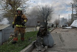 Спасатели ликвидируют последствия российской атаки на Харьков