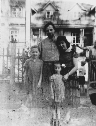 Андрей Сахаров с первой женой Клавдией Вихиревой и дочерьми Таней и Любой во дворе их дома, приблизительно 1954–1955 годы. В это время Сахаров — сотрудник секретного «ядерного» конструкторского бюро № 11 в закрытом городе Арзамас-16
