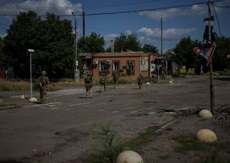 Солдаты ВСУ на улицах города Марьинка Донецкой области. Он находится прямо на линии фронта к западу от Донецка и сильно пострадал еще в первые фазы войны в 2015 году
