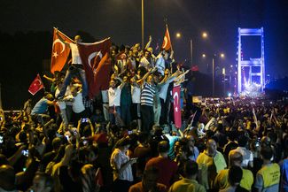 Сторонники правительства Турции на мосту через Босфор, Стамбул
