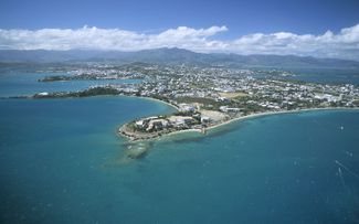Вид с воздуха на Нумеа — главный город Новой Каледонии