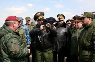 Назначенный главой Национальной гвардии Виктор Золотов (в центре)