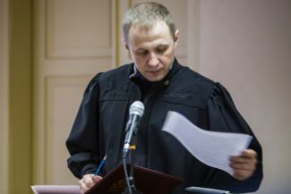 Судья Алексей Втюрин читает приговор, 8 февраля 2017 года