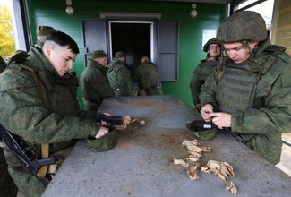 Мобилизованные после 21 сентября россияне на учебных сборах на Лужском артиллерийском полигоне в Ленинградской области