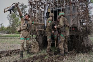 Военнослужащие 65-й механизированной бригады ВСУ, вернувшиеся с фронта после 10-месячного пребывания на передовой в Запорожской области.