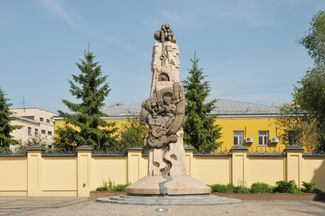 Монумент «Возрождение» на улице Большая Ордынка. Москва. Открыт 18 апреля 2000 года