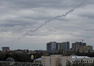 След ракетного дыма в небе над Киевом
