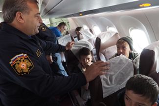Глава МЧС России Владимир Пучков с детьми, спасенными на Сямозере в Карелии