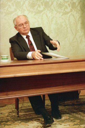 Mikhail Gorbachev announces his resignation as president of the USSR. December 25, 1991.