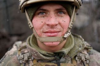 Тот же 22-летний военнослужащий 80-й отдельной десантно-штурмовой бригады ВСУ — в объективе фотографа Reuters