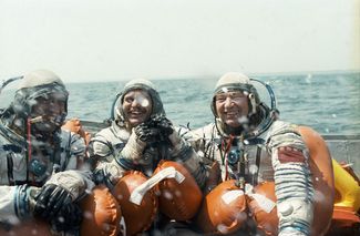 Космонавты Георгий Гречко, Анатолий Березовой и Ракеш Шарма во время тренировки на море. 1 июля 1983 года