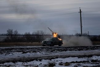 Выстрел из украинской реактивной системы залпового огня по российским позициям