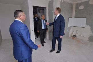 Первый вице-премьер Игорь Шувалов и президент Татарстана Рустам Минниханов осматривают экономичное жилье в Казани, 6 июня 2016 года